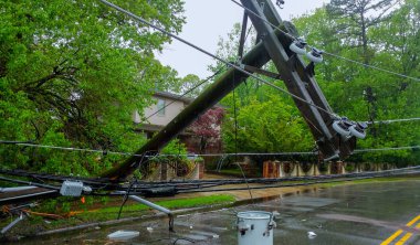 Fırtına şiddetli elektrik direkleri güç hatları bir yol Hurricanepoles düşen tilt sonra zarar.