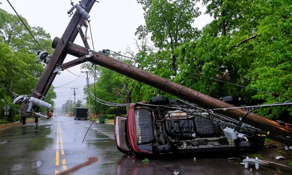 在一场猛烈的暴风雨后 车祸后 汽车撞翻了电线杆 — 图库照片