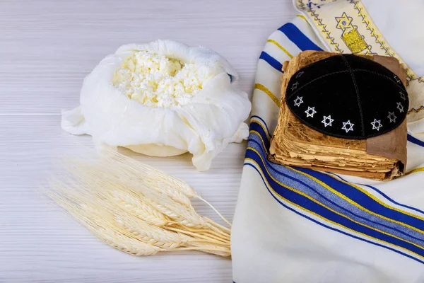 Käse Und Shofar Milchprodukte Auf Weißem Holzgrund Jüdischer Feiertag Shavuot — Stockfoto