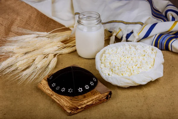 Молочні Продукти Пшеничному Польовому Столі Тора Символи Єврейського Свята Шавуот — стокове фото