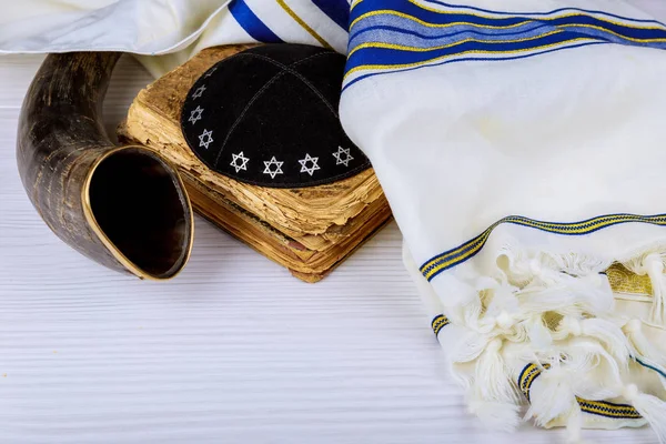 謹賀新年 贖罪の日シャブオット 書きおこすユダヤ人の新年 宗教の神聖な祈りの本とショファル伝統的なイスラエルのラムの角と律法ホリデイ コンセプト — ストック写真