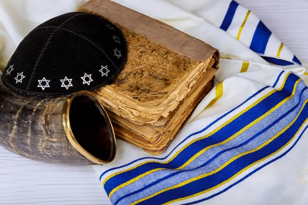 Tallit Šofar Roh Židovských Náboženských Symbolů Modlitební Šál — Stock fotografie