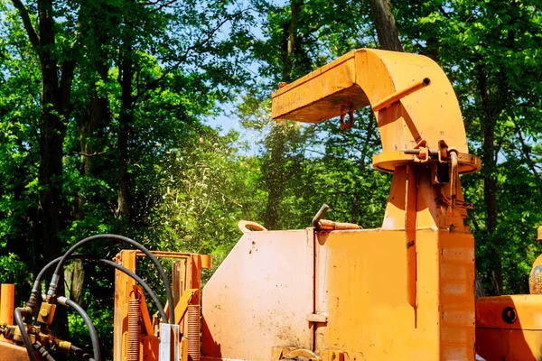 Landscapers using chipper machine to remove and haul chainsaw tree branches — Stock Photo, Image