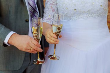 Gelin ve damat ellerinde şampanya kadehleriyle