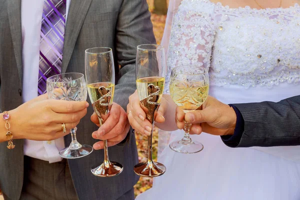 花嫁とブライドメイドを祝うグラスからシャンパンを飲む — ストック写真