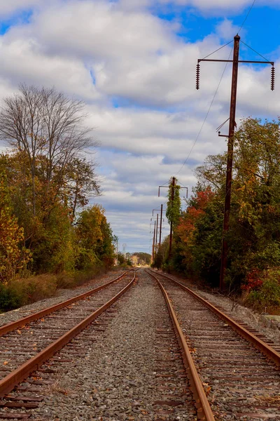 Railroad céu azul e chuva nublada — Fotografia de Stock