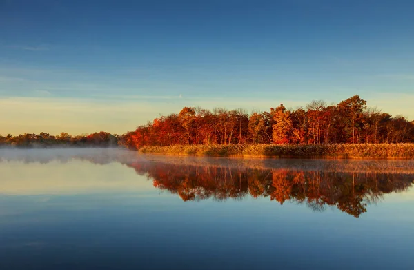 Matin d'octobre sur la rivière — Photo