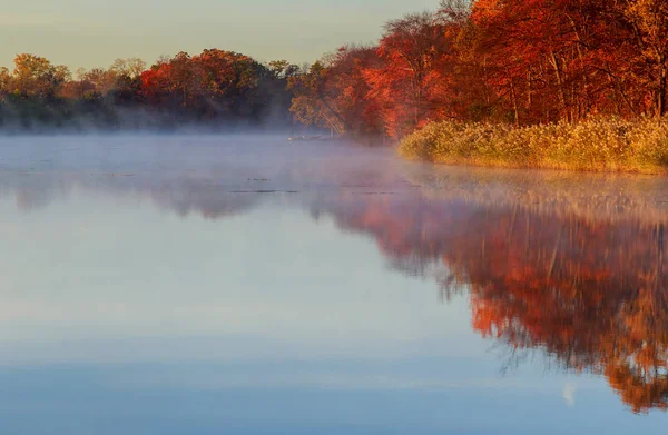 Matin brumeux d'automne. Aube sur la rivière tranquille et brumeuse — Photo