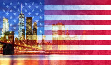New York'un Brooklyn Köprüsü ve Manhattan siluetinin Amerikan bayrağı geceleri ışıklı