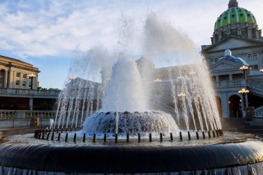Pennsylvania sermaye Harrisburg içinde bina. Ön planda çeşme ile sermayenin arka yüzü.