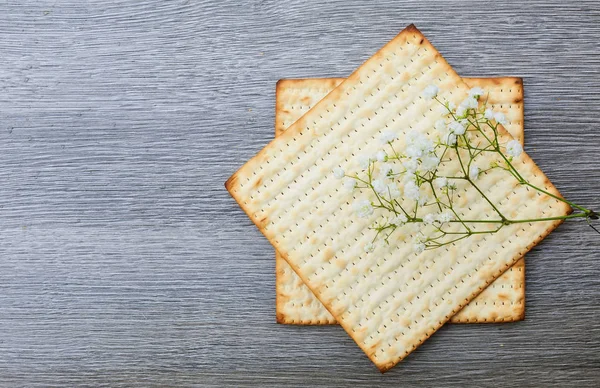 Pesach Yahudi Dokulu Geleneksel Matza Ekmeği Yerine Beyaz Arka Planda — Stok fotoğraf