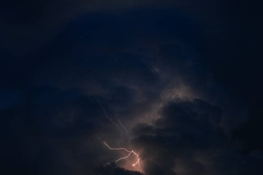 Bu panoramik görüntü fırtına fırtına bulutları yıldırım ile süre çekildi