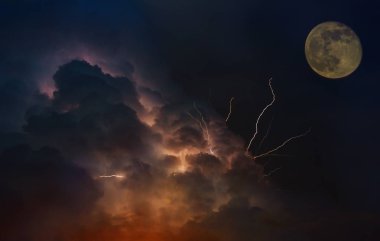 Dramatik arka plan Lightning'ler günbatımı gökyüzünde kara bulutlar ay ile Dünya gezegeninin yörüngesinde.