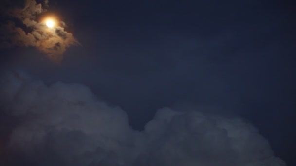 Драматическая Луна вращается вокруг планеты Земля. молнии в небе заката с темными облаками — стоковое видео