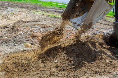Bir yol yapımında bir buldozer tarafından harfiyat