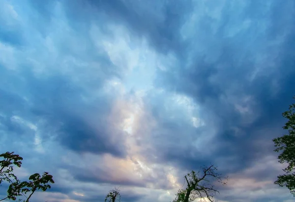 太陽がドラマチックな嵐雲を沈めた積雲の夕日雲 — ストック写真