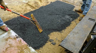 Asphalting fayans ustası makine sırasında Road works onarımı sokak üzerinde çalışan