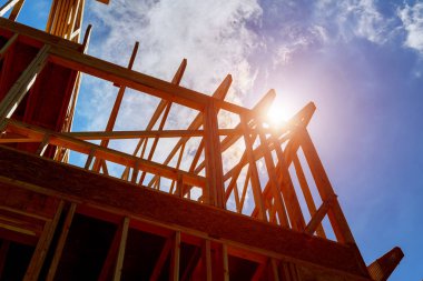 bir bina ahşap çatı sitesi inşaat ev çerçeve mavi gökyüzü karşı