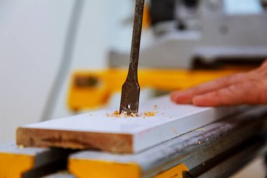 yakın çekim yansıma ahşap tahta üzerinde delik delik açma