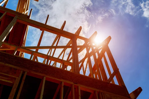 Holzdach Auf Einer Baustelle Vor Blauem Himmel — Stockfoto