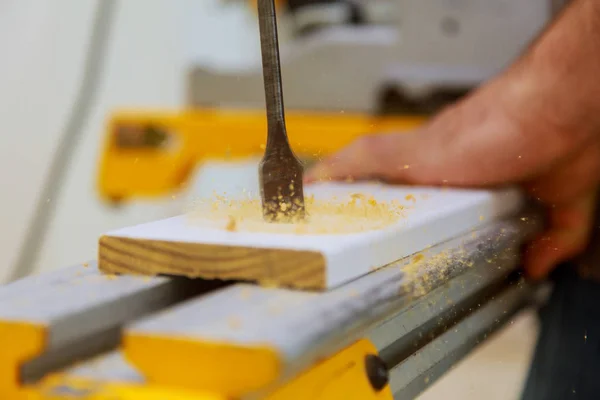 Furo Perfuração Prancha Madeira Com Broca Manual Trabalho Carpinteiro Close — Fotografia de Stock