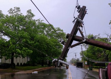 ağaç ve zarar kasırga araba sonra elektrik kutubun kazadan sonra teslim etti