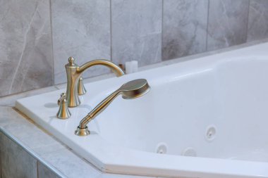 Beyaz modern banyo banyo ile duran banyo