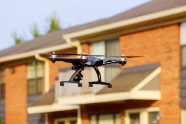 Uçak kullanımı. özel mülkiyet koruma veya gayrimenkul onay ağır kaldırma quadrocopter sinek fotoğrafını şehir