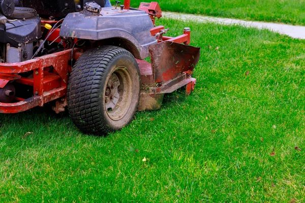 Memotong Atau Memotong Rumput Panjang Dengan Mesin Pemotong Rumput Merah — Stok Foto