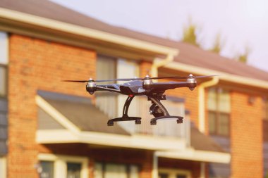 Sabah ışığı altında bir park sonbahar renkleri üzerinde profesyonel fotoğraf makinesi ile uçan derin uzun gölgeler drone ile