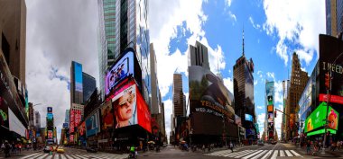 New York City - 15 Haziran 2018: Panorama Times Square, Broadway tiyatroları ve animasyonlu Led işaretleri, bir sembol, New York Amerika Birleşik Devletleri, Manhattan, New York City olduğunu. ABD.