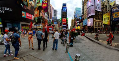 New York City - 15 Haziran 2018: Panorama Times Square, Broadway tiyatroları ve animasyonlu Led işaretleri, bir sembol, New York Amerika Birleşik Devletleri, Manhattan, New York City olduğunu. ABD.