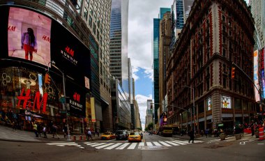 New York City - 15 Haziran 2018: Times Square meşgul Turizm Ticaret ve New York City ve Amerika ikonik bir sokak