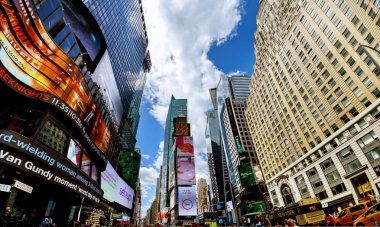 New York City - 15 Haziran 2018: Times Square özellikli ile Broadway tiyatroları ve animasyonlu işaretleri olduğunu New York City ve Amerika Birleşik Devletleri'nde Manhattan sembolü