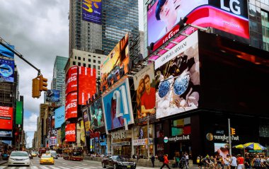 New York City - 15 Haziran 2018: Manhattan, New York City. Times Square Broadway işaretleri ile Newyork sembolü olarak bulunmamaktadır