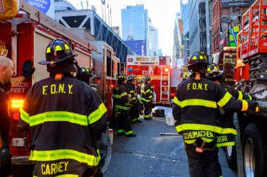 New York City - 15 Haziran 2018: İtfaiye itfaiye pompa yakıt kazadan sonra araba ile