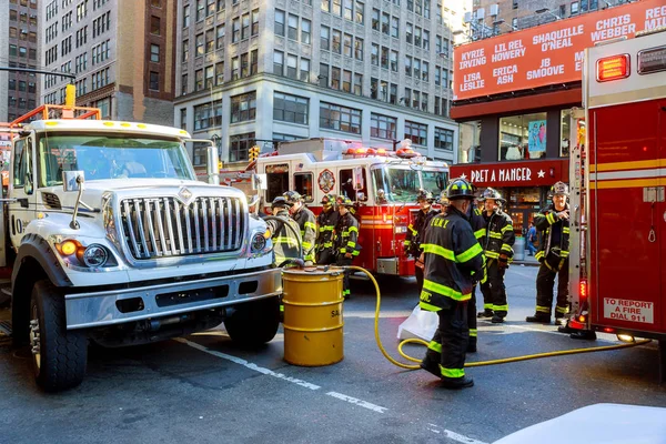 New York City - 15 Haziran 2018: İtfaiye itfaiye pompa yakıt kazadan sonra araba ile