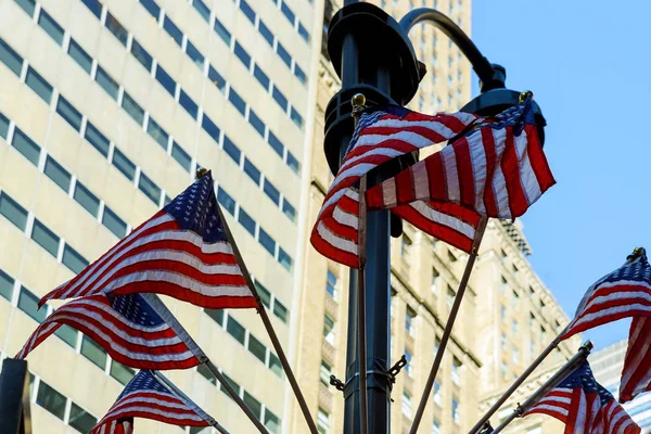 Праздник Сша Низкая Перспектива Ряды Американских Флагов Размахивающих Ветру Фасаде Стоковое Изображение