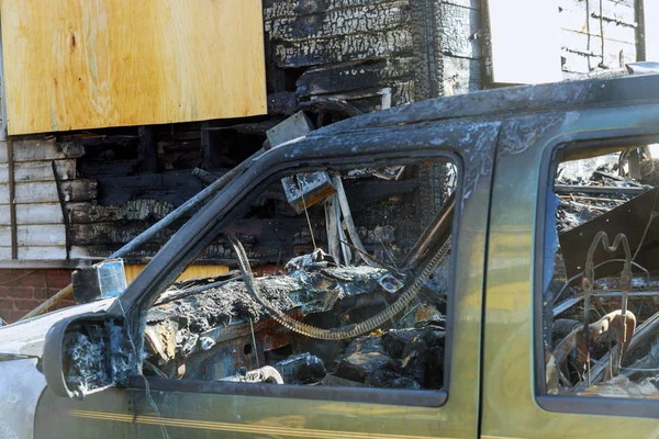 Sonra bir yangın terk edilmiş araba araba bir patlamadan sonra hurdaya ayrılması için hazır yanmış.