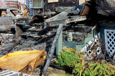 Ayrıntı kundaklama evi yangından sonra terk edilmiş bir ev.