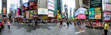 New York City - 15 Haziran 2018: Times Square meşgul Turizm Ticaret ve New York City ve Amerika ikonik bir sokak