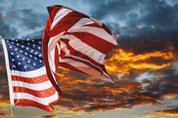 Amerikansk Flagga Vajande Vinden Vacker Solnedgång Soluppgång Med Moln Rosa — Stockfoto