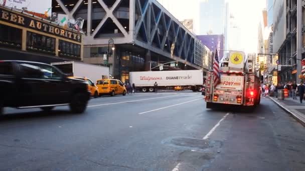 NEW YORK CITY - June 15, 2018: Fire departments pump fuel from the car after the accident — Stock Video