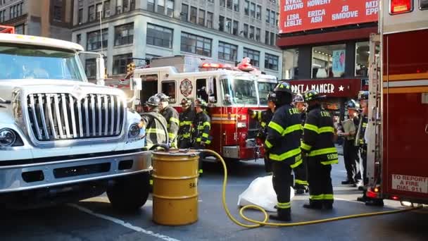 NUEVA YORK CITY - 15 de junio de 2018: Los departamentos de bomberos bombean combustible del automóvil después del accidente — Vídeo de stock