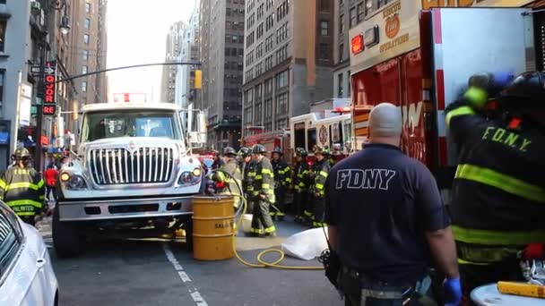 NEW YORK CITY - 15 giugno 2018: I vigili del fuoco pompano carburante dall'auto dopo l'incidente — Video Stock