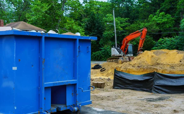 建物の残骸のリサイクルのための建物の青い金属廃棄物コンテナー — ストック写真