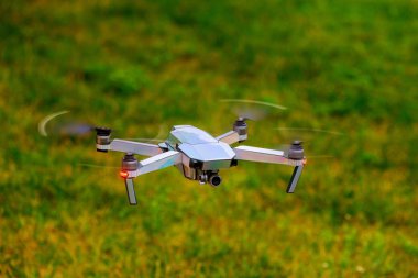 İle profesyonel sinema fotoğraf makinesi üzerinde bir yaz park uçan robot.
