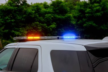 Mavi ve kırmızı sirenler polis arabası, kırmızı ve mavi acil durum ışıkları yanıp sönen Kruvazör sırasında yanıp.