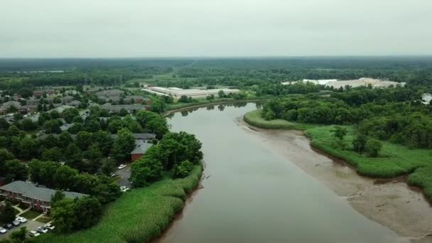 Flight panorama over sunny with residential houses, forests and river 4K — Stock Video