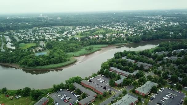 Barrio residencial cerca de un río, tejados de edificios residenciales y otros — Vídeo de stock